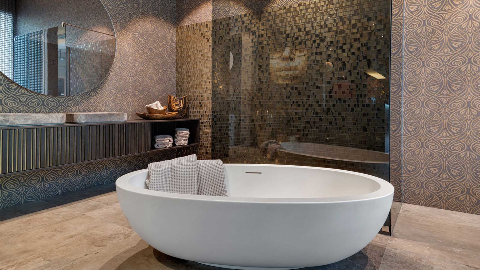 Badezimmer mit geometrischen Fliesen und einer freistehenden Badewanne