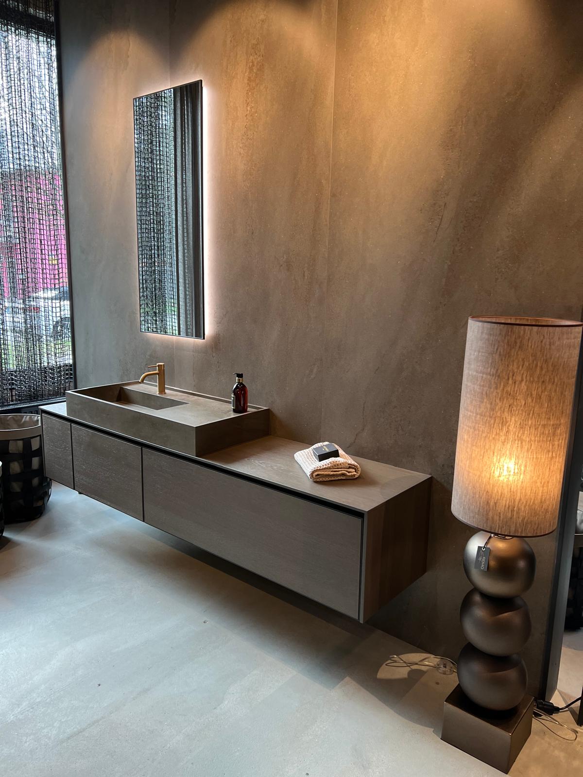 Modernes Badezimmer, Wandschrank mit Waschbecken, wandgroßer Spiegel, Lampe, dunkle Töne.