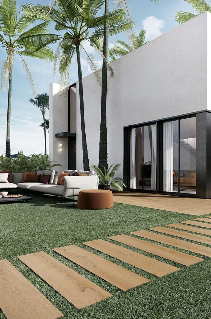 Ein moderner weißer Bau mit großen Fenstern und Palmen im gepflegten Garten