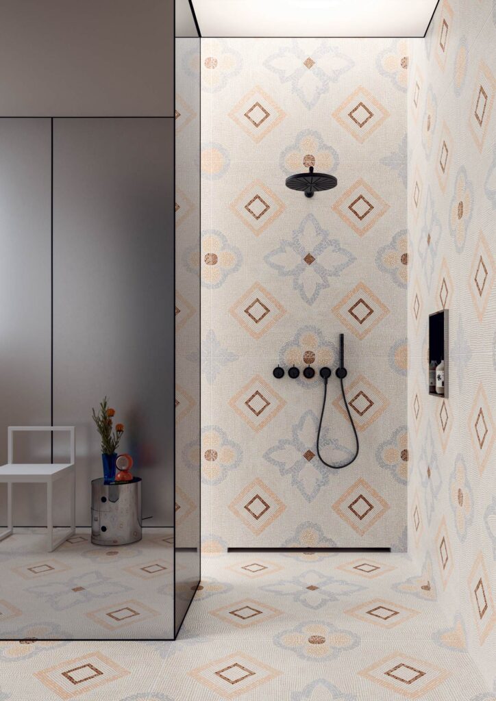 Moderne Dusche und Boden mit durchgehenden Mosaikfliesen, die ein großflächiges, geometrisches Blumenmuster in hellen Pastelltönen bilden.