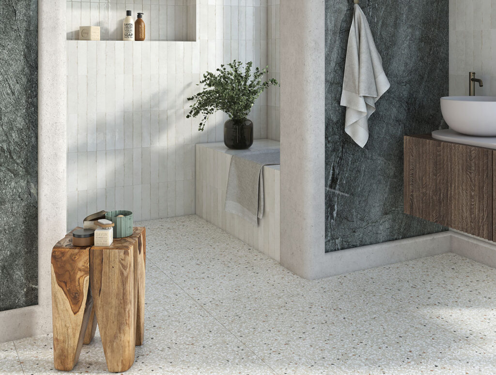 Modern Badezimmer mit grünen Steinwänden, hellem Terrassenfliesen und natürlicher Dekoration