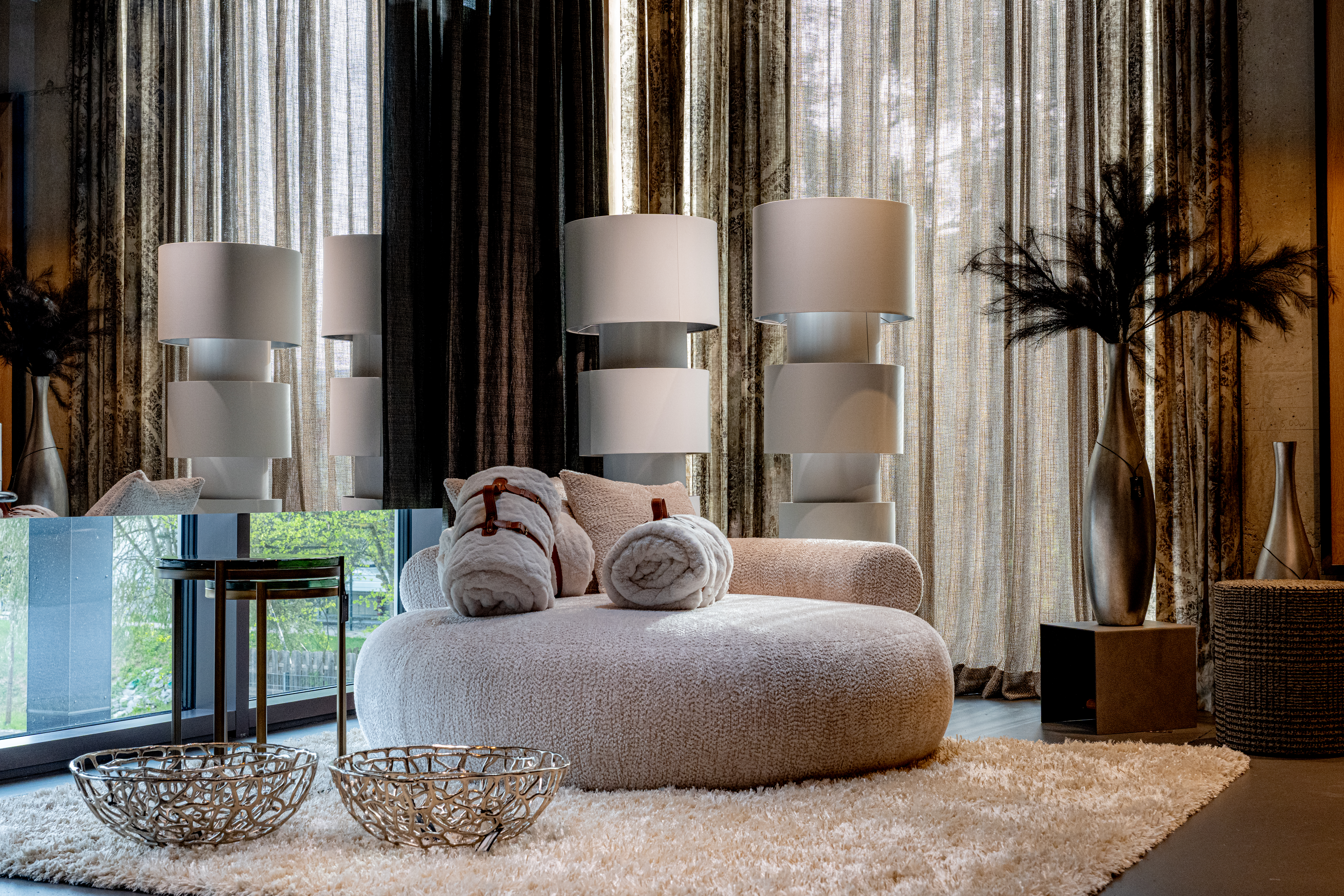 Modern eingerichtetes Wohnzimmer in Beige- und Brauntönen mit hellem Sofa und stilvollen Dekoelementen