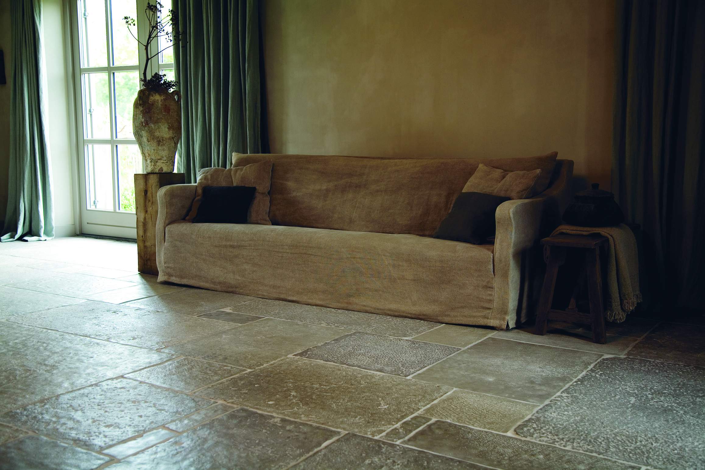 Wohnraum mit Castle Stones Bodenbelag in Grau-Beige-Nuancen.