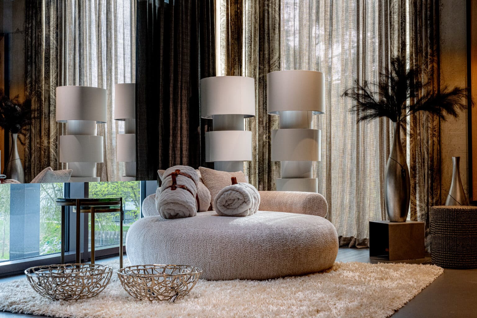 Elegantes Wohnzimmer mit cremefarbenem Sofa Stehlampen und dekorativen Vasen